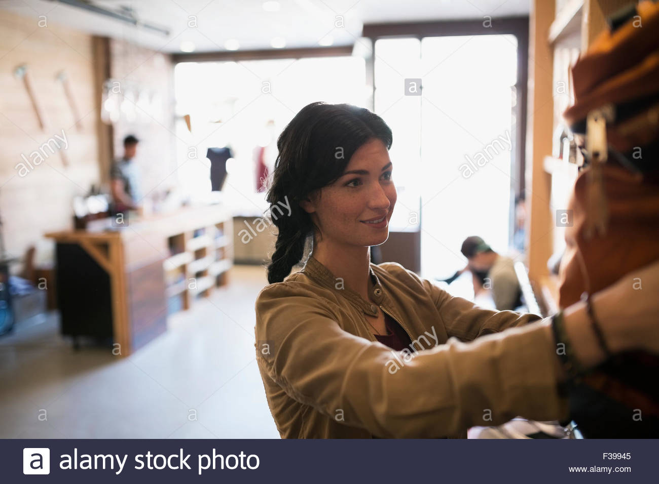 Mujer navegando en la tienda Foto de stock