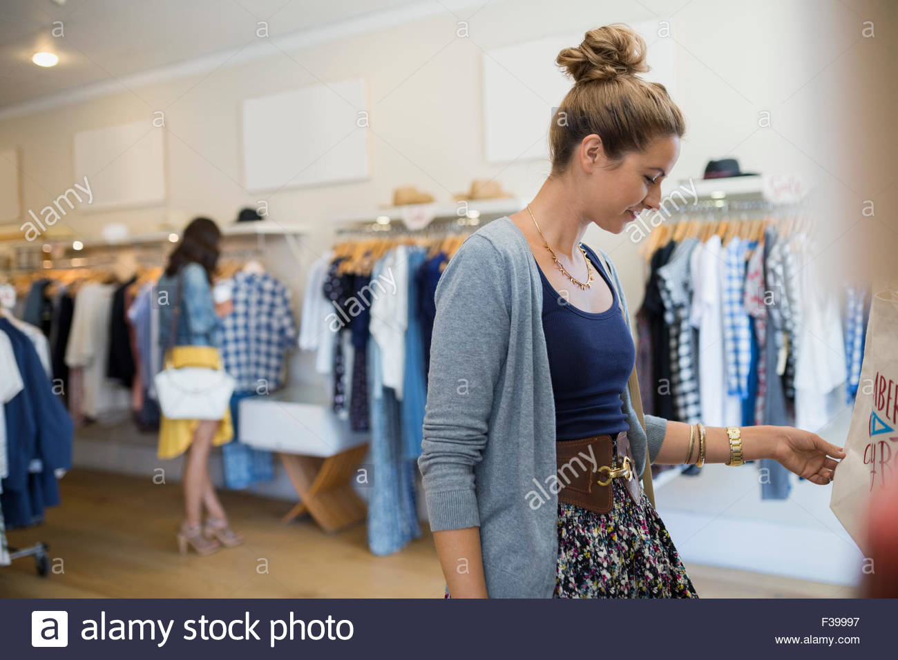 Mujer navegando en la tienda de ropa Foto de stock