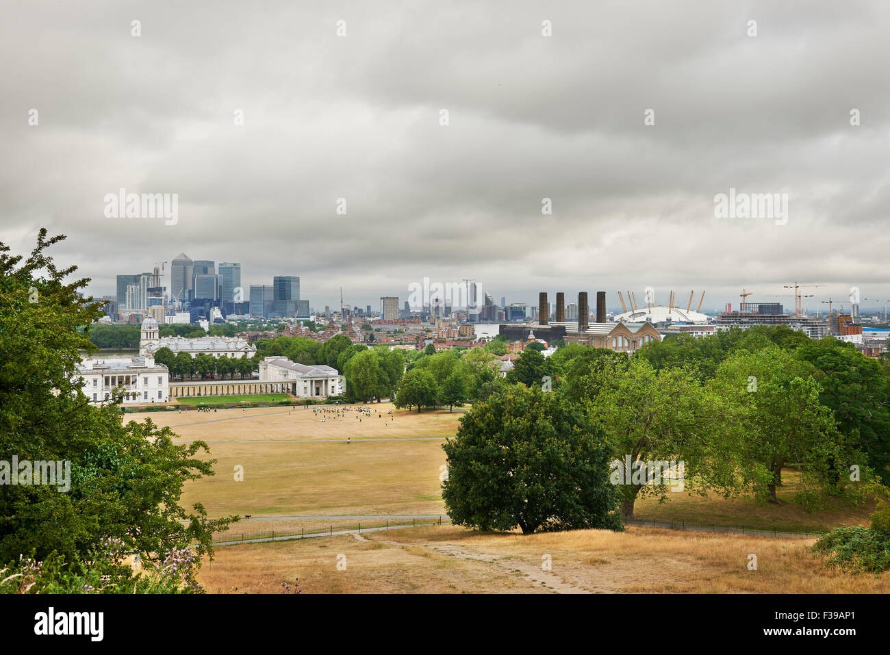 Canary Wharf y el Old Royal Naval College vista desde el Observatorio Real de Greenwich, Londres, Reino Unido. Foto de stock