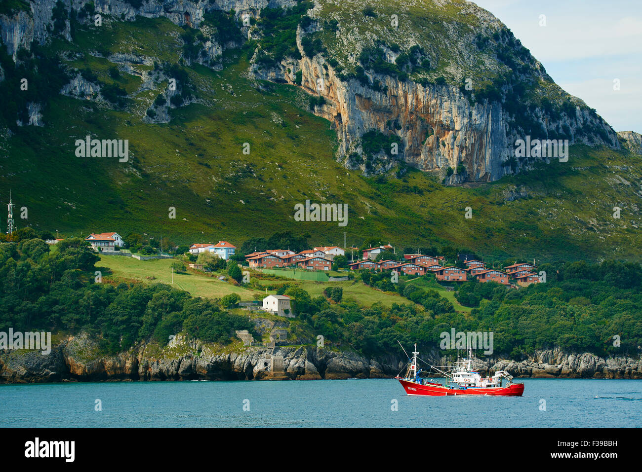 Barco de pesca, Cantabria, ESPAÑA Foto de stock