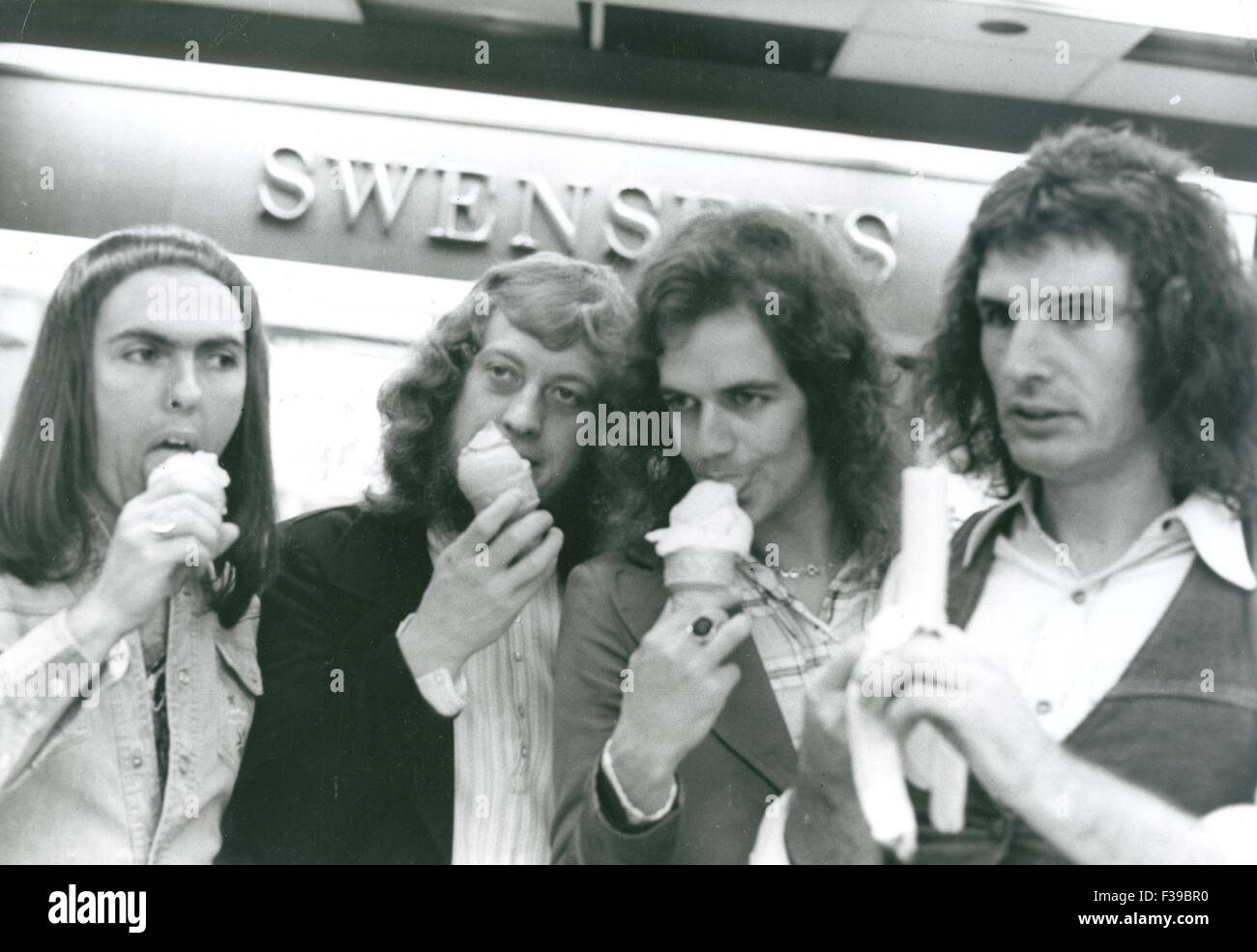 SLADE, grupo de pop británico en Nueva York alrededor de 1973. De izquierda a Dave Hill, Noddy Holder, Jim Lea, Don Powell Foto de stock