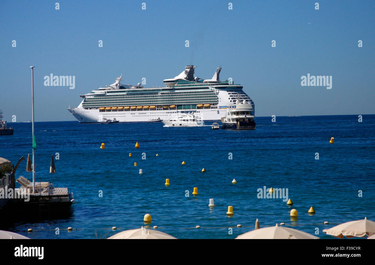 Kreuzfahrtschiff auf dem Mittelmeer vor Cannes, Cote d'Azur, Frankreich. Foto de stock