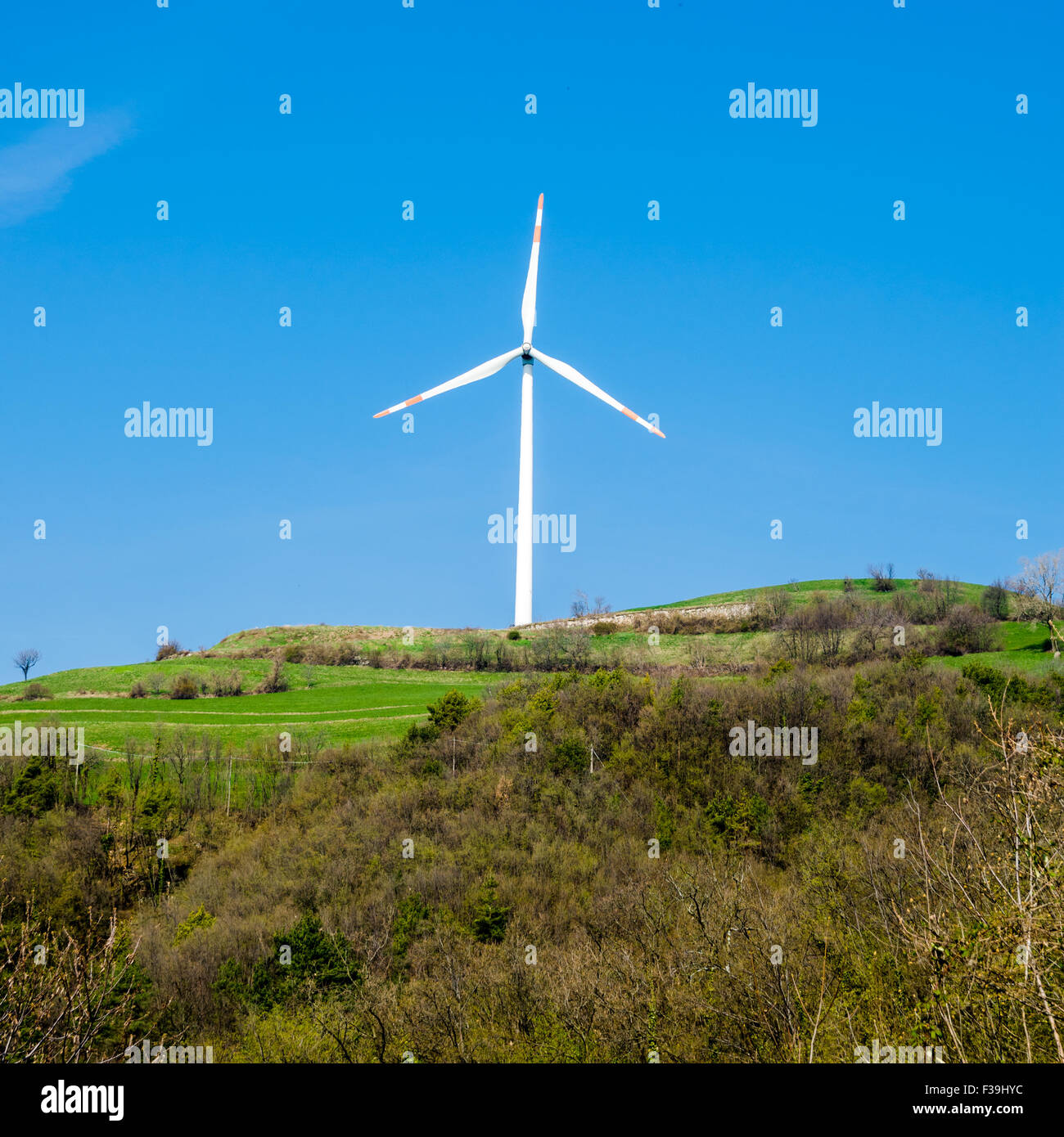 Solo aerogenerador produce energía limpia verde Foto de stock