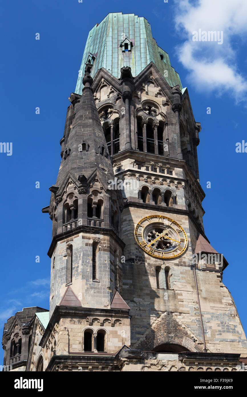 Dañado chapitel de la iglesia Kaiser Wilhelm en Berlín, Alemania. Foto de stock