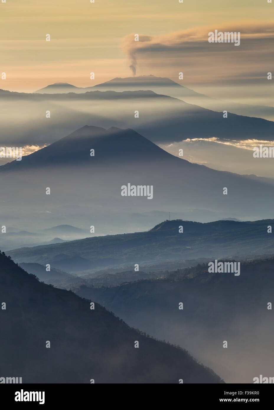 Cordillera en la mañana, Java Oriental, Indonesia Foto de stock