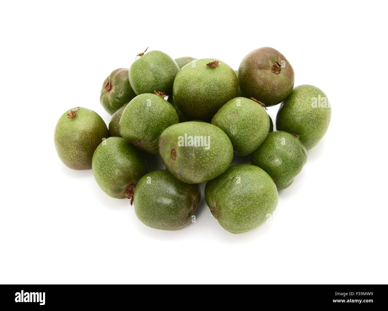 Kiwi bayas en un montón, aislado en un fondo blanco. Foto de stock