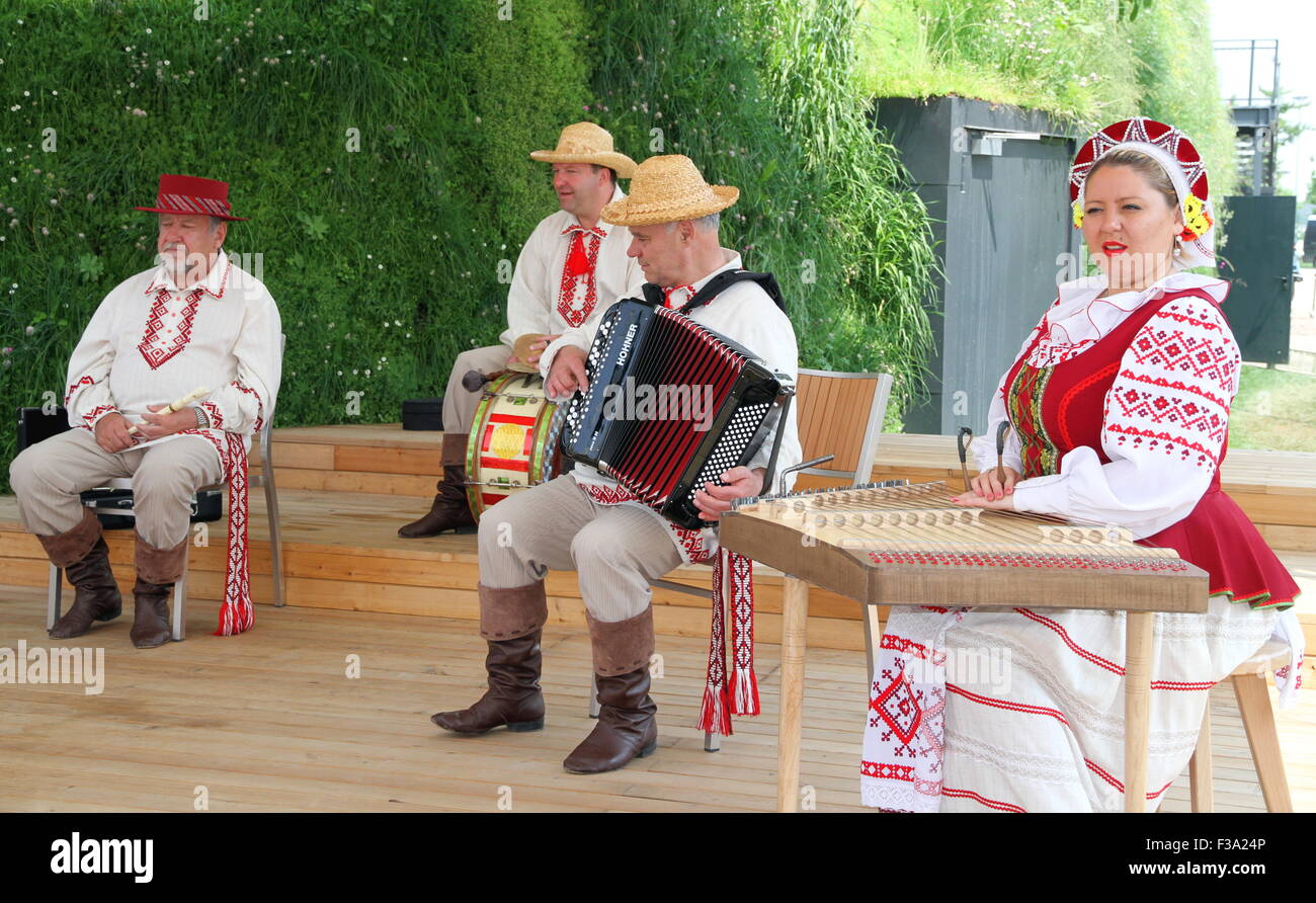 Banda de Música Moldava tradicional en la Expo 2015 en Milan, Italia. Foto de stock