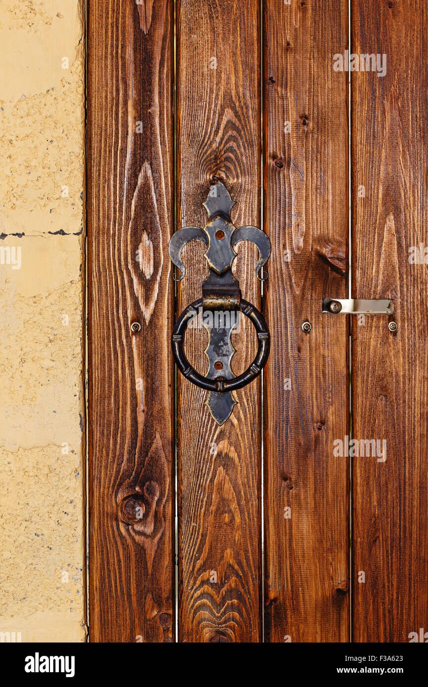 Empuñadura de puerta de metal redondo en una puerta de madera con un perno.  Concepto de seguridad Fotografía de stock - Alamy