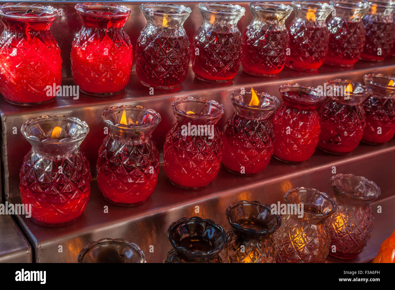 Velas en forma de piña portavotivas en Hsi Lai Templo Budista, Hacienda  Heights, California, EE.UU Fotografía de stock - Alamy