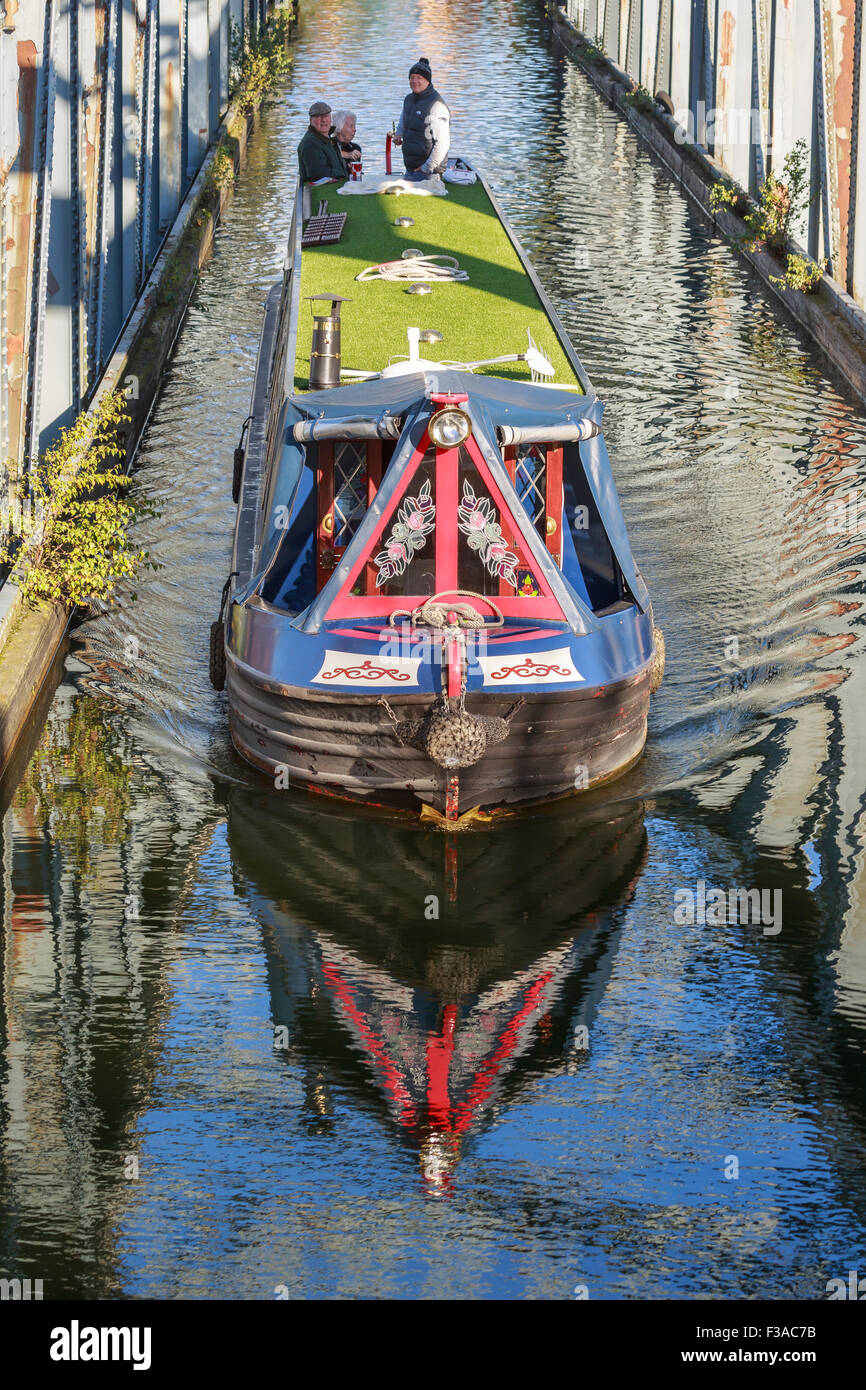 Narrowboat en el Acueducto Barton, teniendo el Bridgewater Canal sobre el Manchester Ship Canal, diseñado por James Brindley Foto de stock