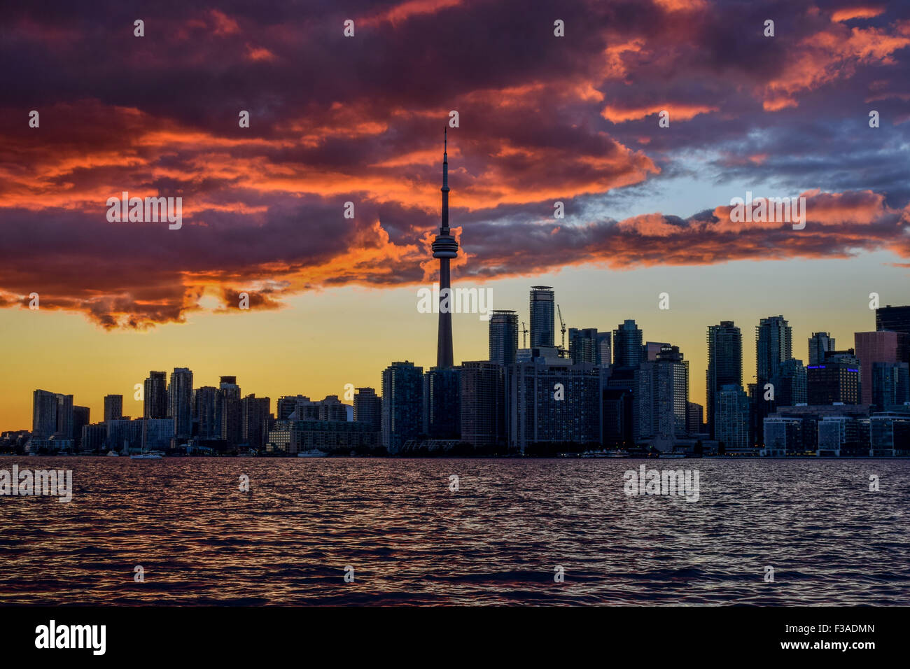 El horizonte de Toronto al atardecer Foto de stock