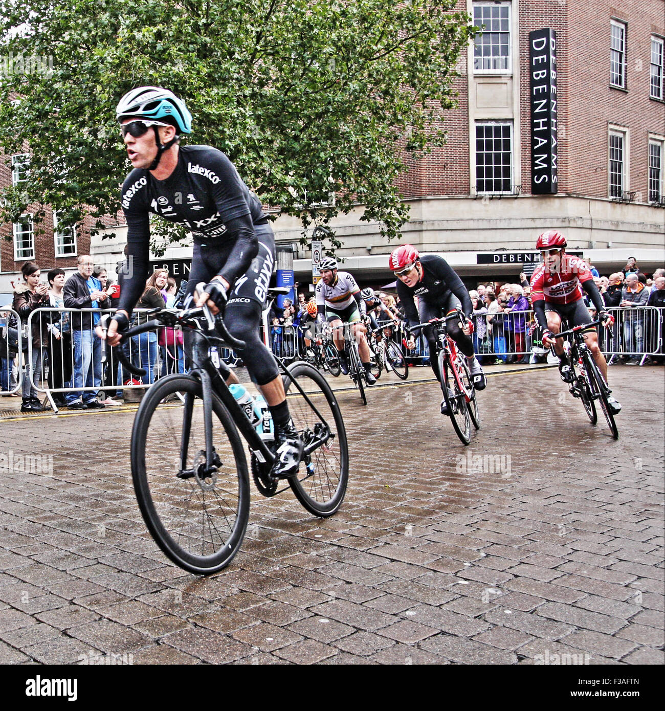 Los ciclistas en el Tour de Bretaña carrera ciclista a través de Norwich Foto de stock