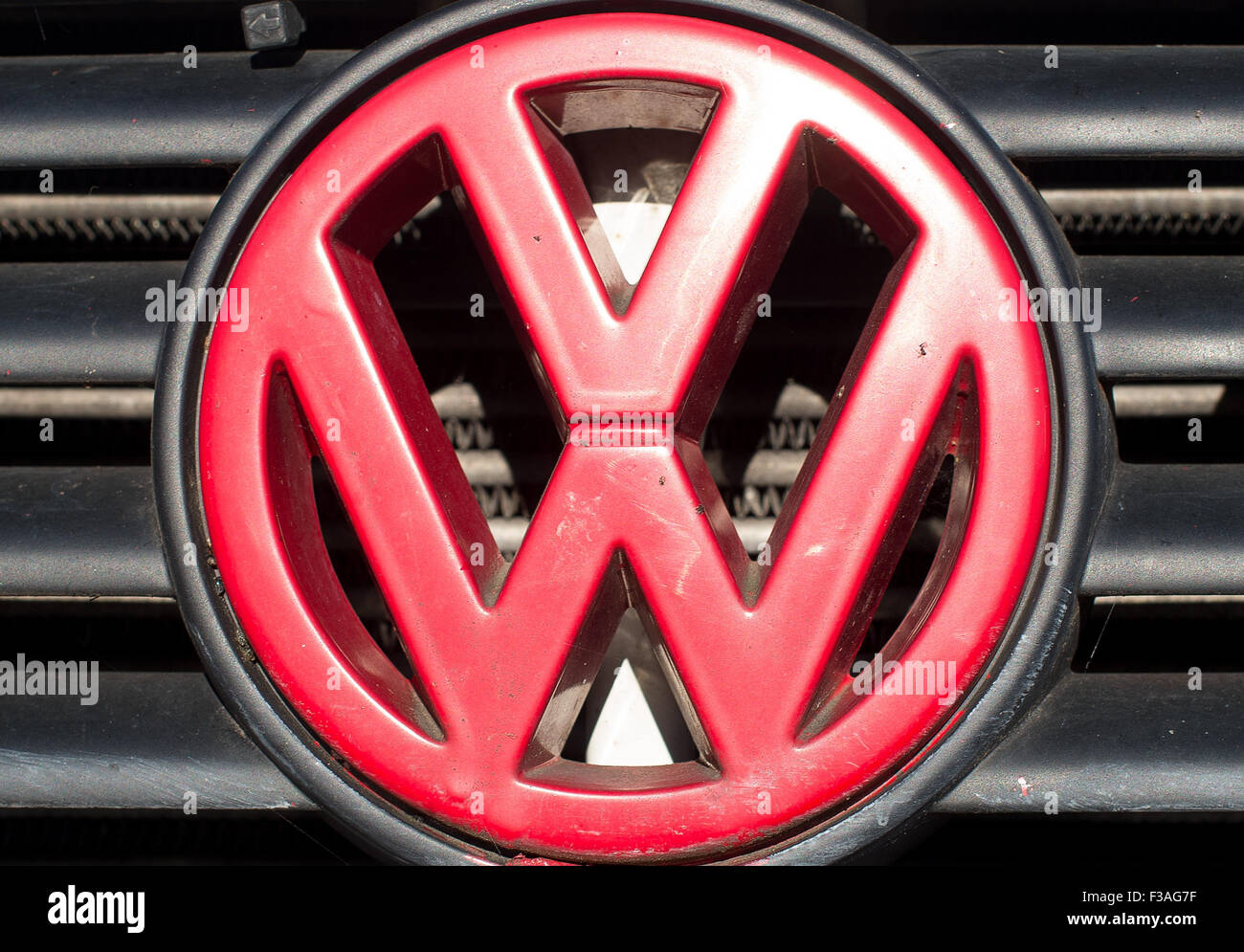 Un Volkswagen rojo logo en un vehículo diesel en Frankfurt an der Oder, Alemania, 03 de octubre de 2015. Volkswagen ha suspendido temporalmente las ventas de varios modelos de coches diesel en Australia, debido a un escándalo de manipular los datos de pruebas de emisiones. Foto: PATRICK PLEUL/dpa Foto de stock