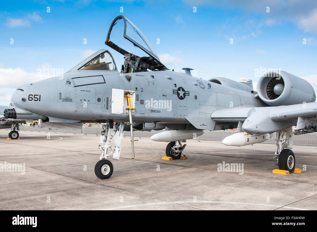 República Fairchild A-10 Thunderbolt II (estacionado) con cabina abierta del dosel y la escalera en la posición de embarque Foto de stock