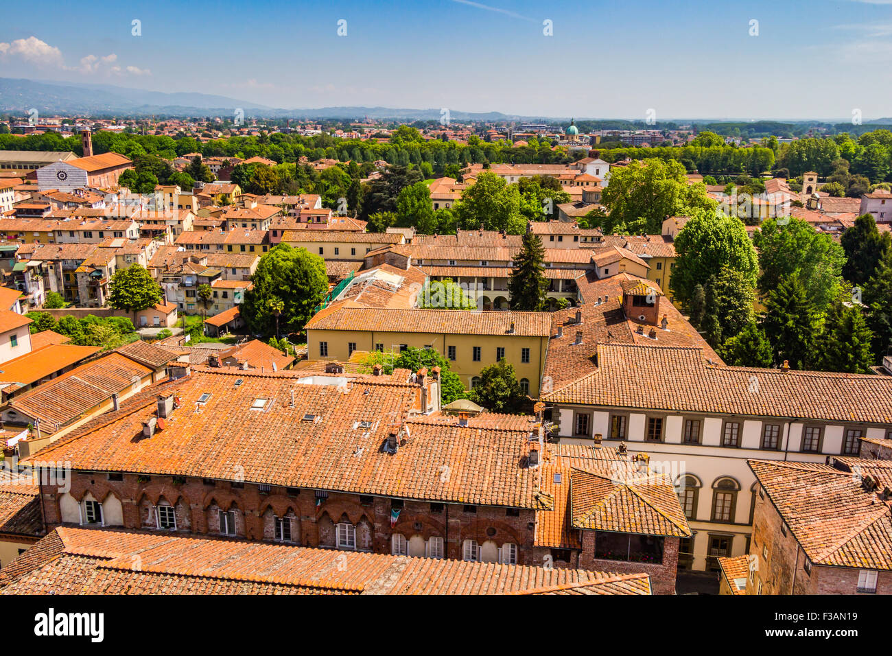 Vistas a la ciudad italiana de Lucca con los típicos tejados de terracota Foto de stock