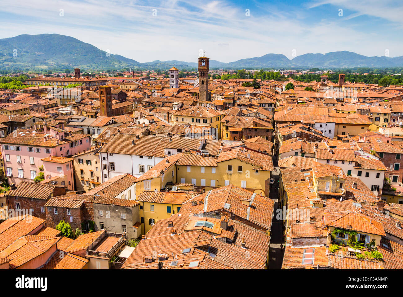 Vistas a la ciudad italiana de Lucca con los típicos tejados de terracota Foto de stock