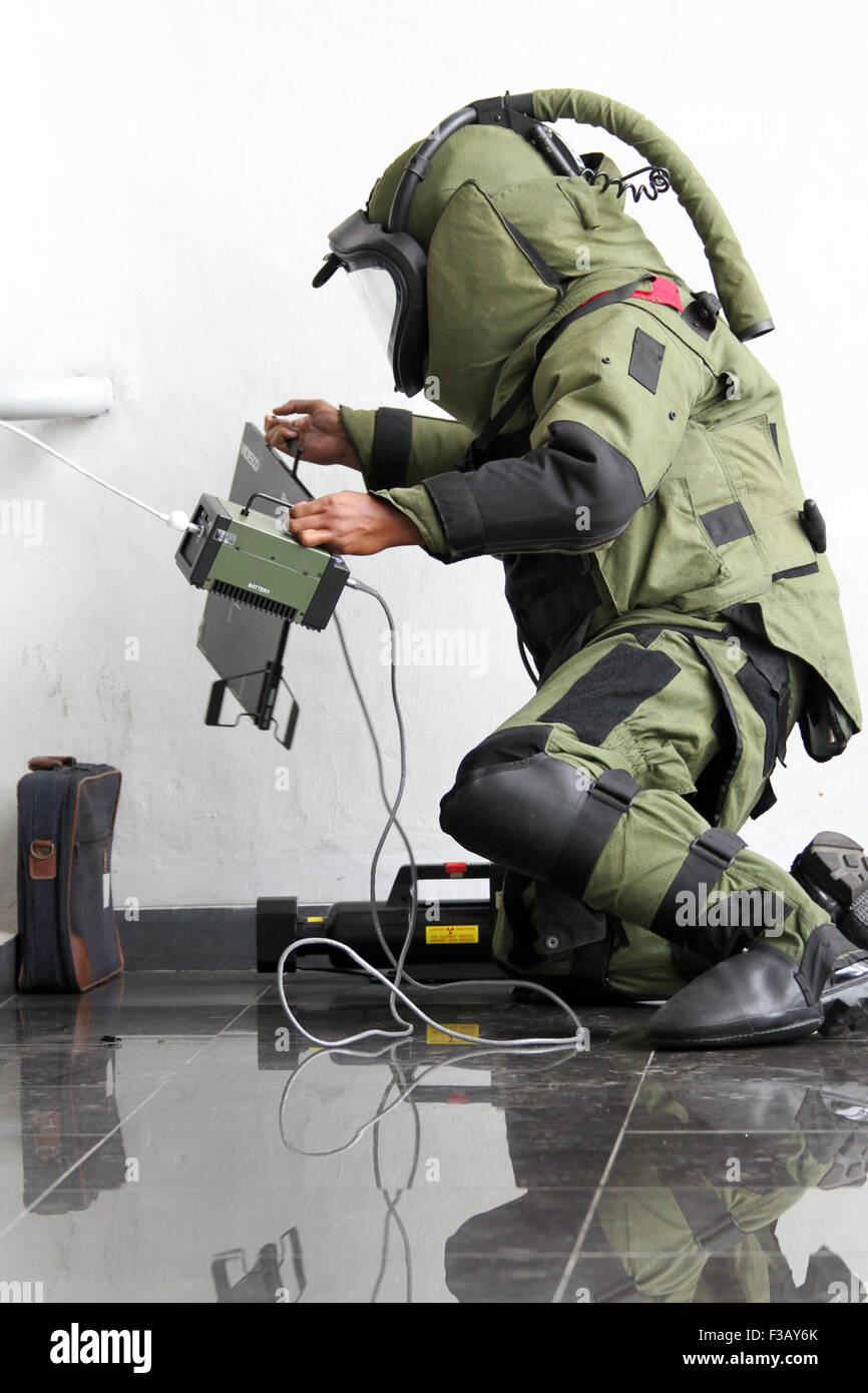 Miembro de Bomb Squad asignado para desactivar artefactos explosivos en imitación de la seguridad en el este del estacionamiento Senayan, Yakarta. Foto de stock