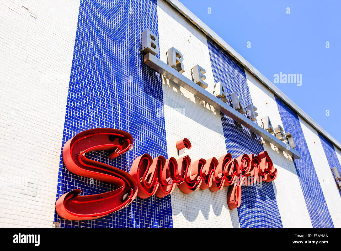 Swingers Desayuno Restaurante señal elevada en el centro de la ciudad de Santa Mónica, California Foto de stock