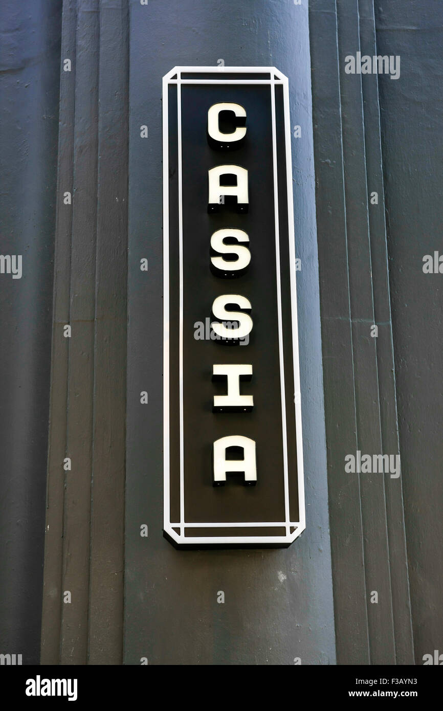 El signo de la pared exterior del restaurante de moda Cassia en el centro de la ciudad de Santa Mónica, California Foto de stock