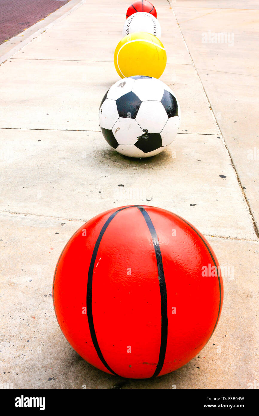Balón de fútbol de cemento, pelota de tenis, baloncesto, piscina de bolas de béisbol, ilustraciones visto fuera del edificio Fórum de FedEx en Memphis, TN Foto de stock
