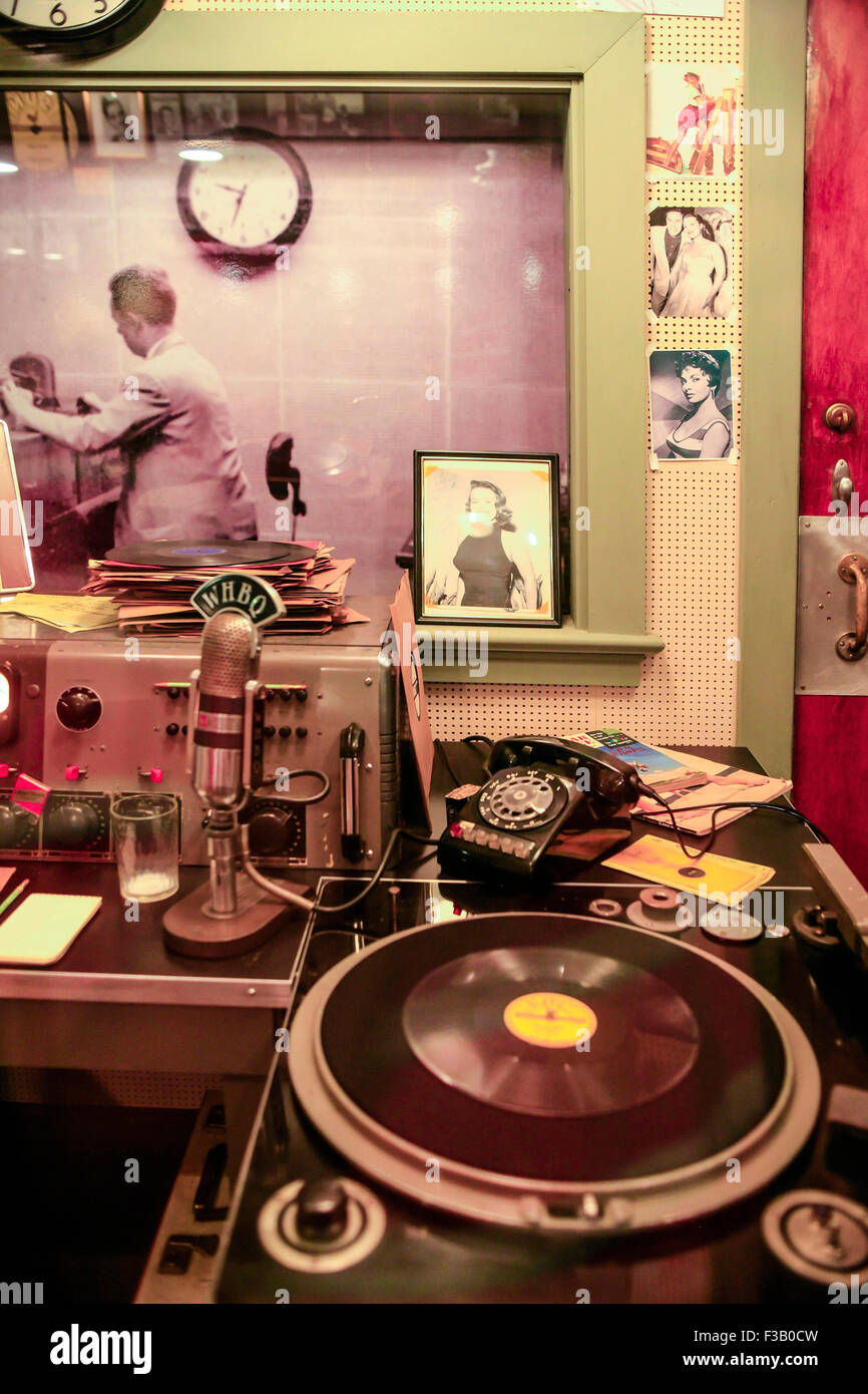 Maqueta de una estación de radio de 1950 en el Sun Studio en 706 Union Ave,  Memphis, Tennessee, lugar de nacimiento del rock n' Roll Fotografía de  stock - Alamy