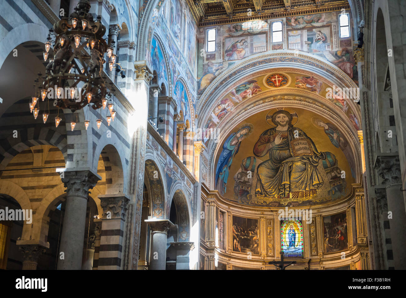 Mosaico de Cristo en Majestad, en el ábside, y la lámpara de Galileo, la Catedral de Pisa, el Duomo, la Piazza dei Miracoli, en Pisa, Toscana, Italia Foto de stock