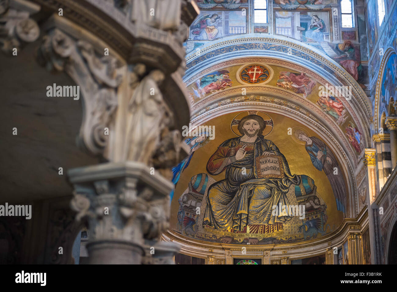 Mosaico de Cristo en Majestad, en el ábside de la Catedral de Pisa, el Duomo, la Piazza dei Miracoli, en Pisa, Toscana, Italia Foto de stock