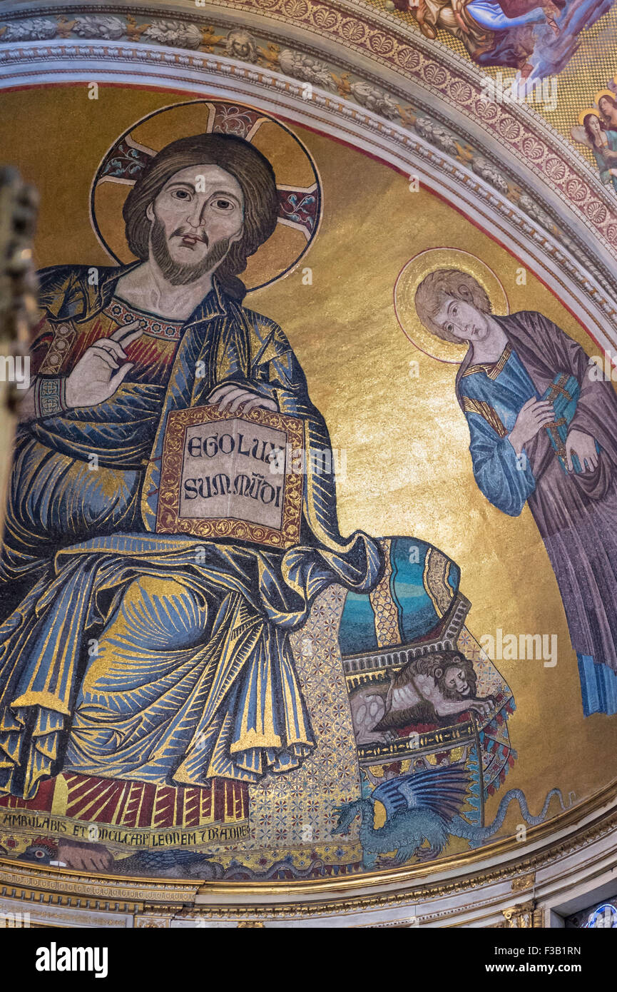 Mosaico de Cristo en Majestad, en el ábside de la Catedral de Pisa, el Duomo, la Piazza dei Miracoli, en Pisa, Toscana, Italia Foto de stock