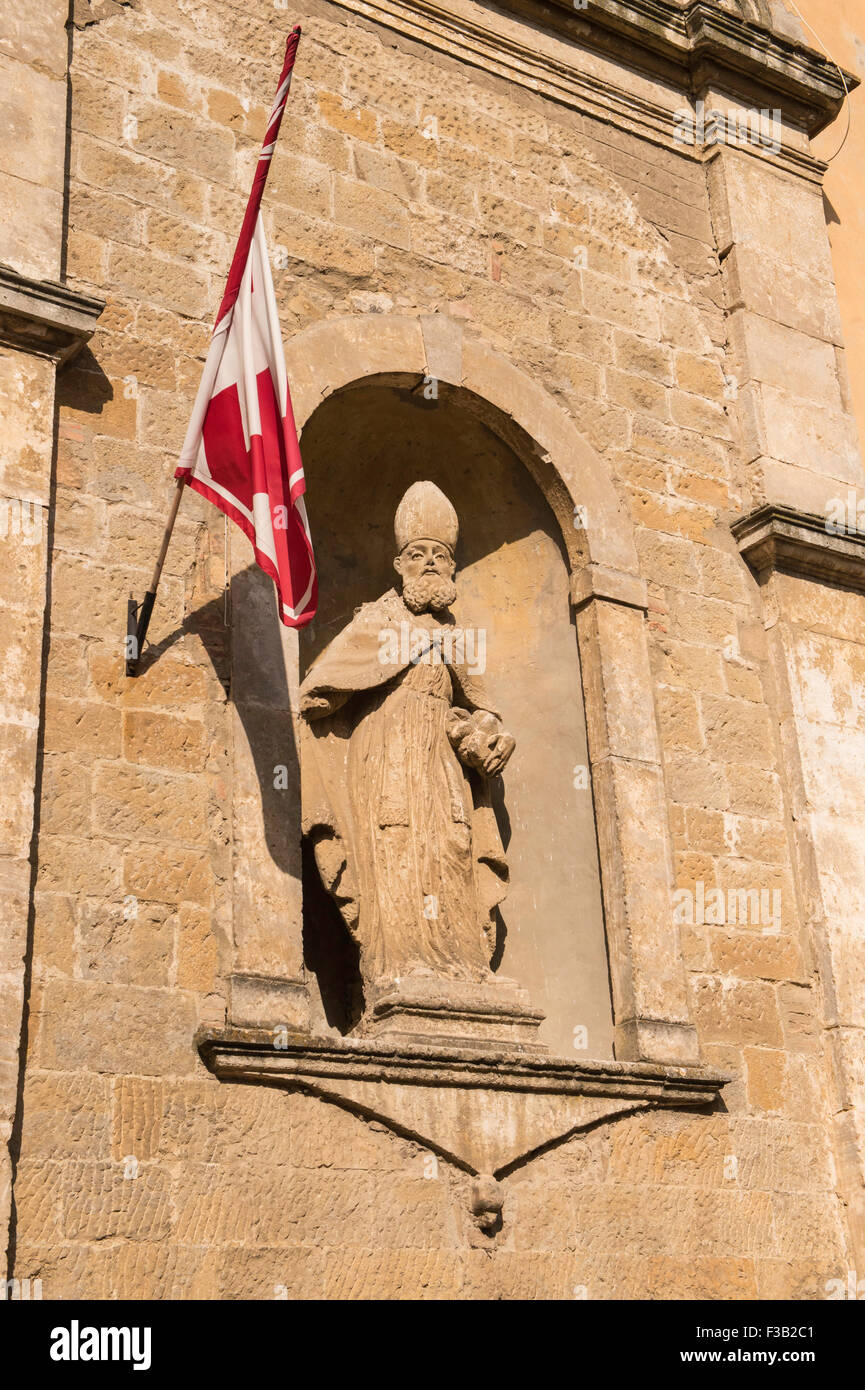 San Pietro in Selci, estatua en toba de San Lino, Papa Linus (muerto c. AD  76), antigua iglesia, Volterra, Toscana, Italia Fotografía de stock - Alamy