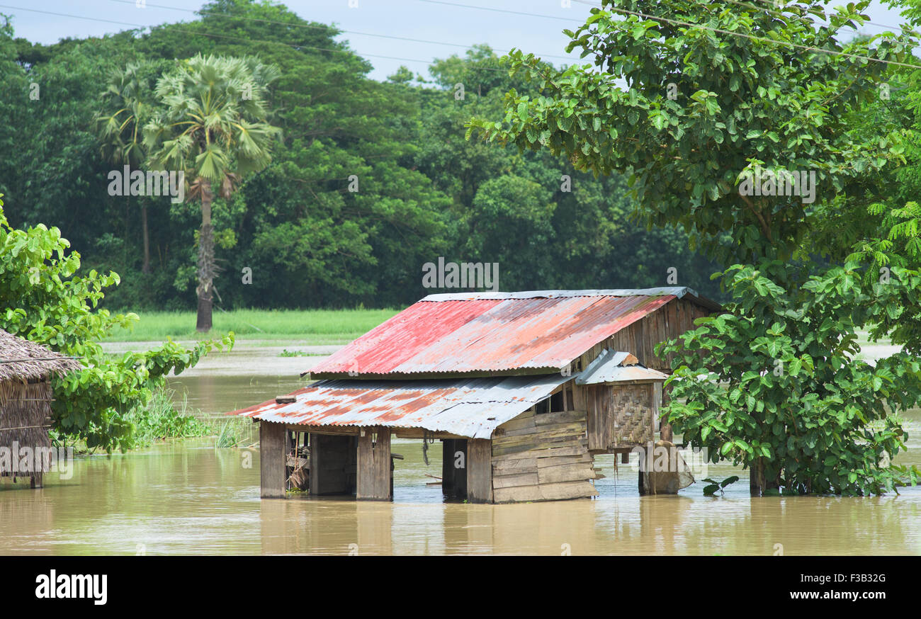 Villa inundada cerca Kyaunggon en la División Ayeyarwady de Myanmar Foto de stock