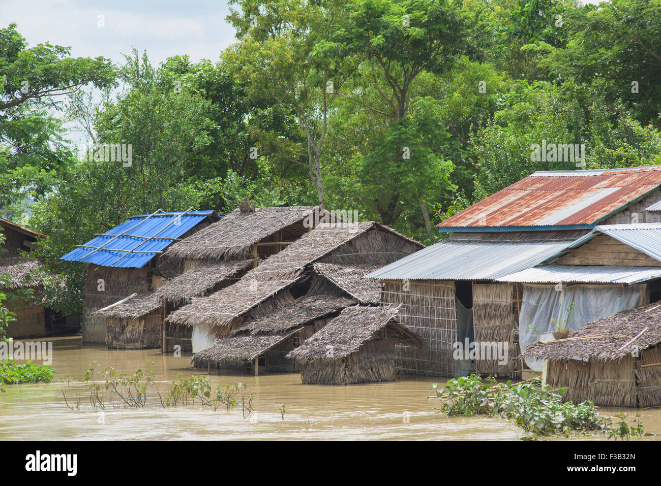 Villa inundada cerca Kyaunggon en la División Ayeyarwady de Myanmar Foto de stock