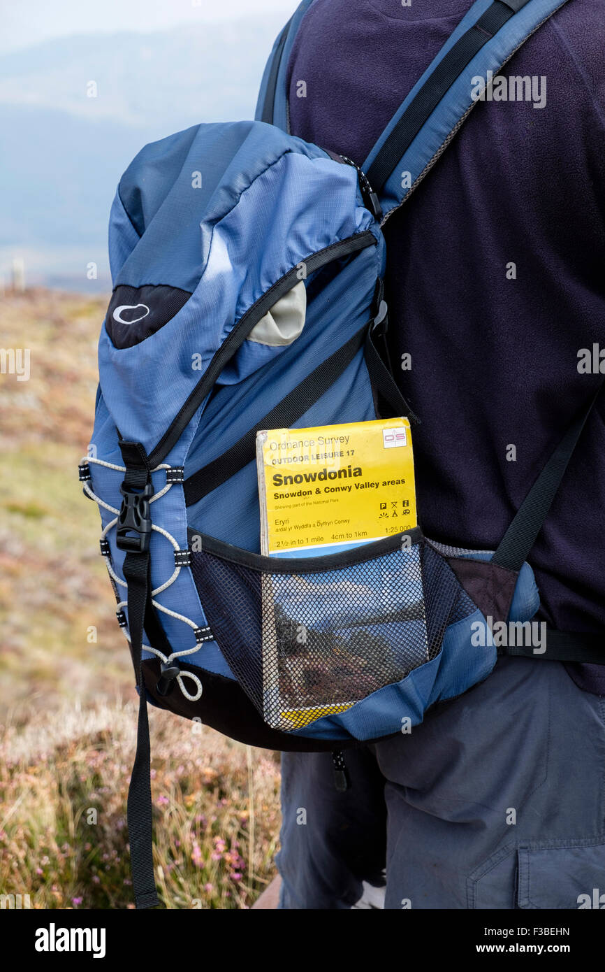 Caminante senderismo en las montañas del Parque Nacional de Snowdonia con mapa de Ordnance Survey en una mochila bolsillo. El norte de Gales, Reino Unido, Gran Bretaña Foto de stock