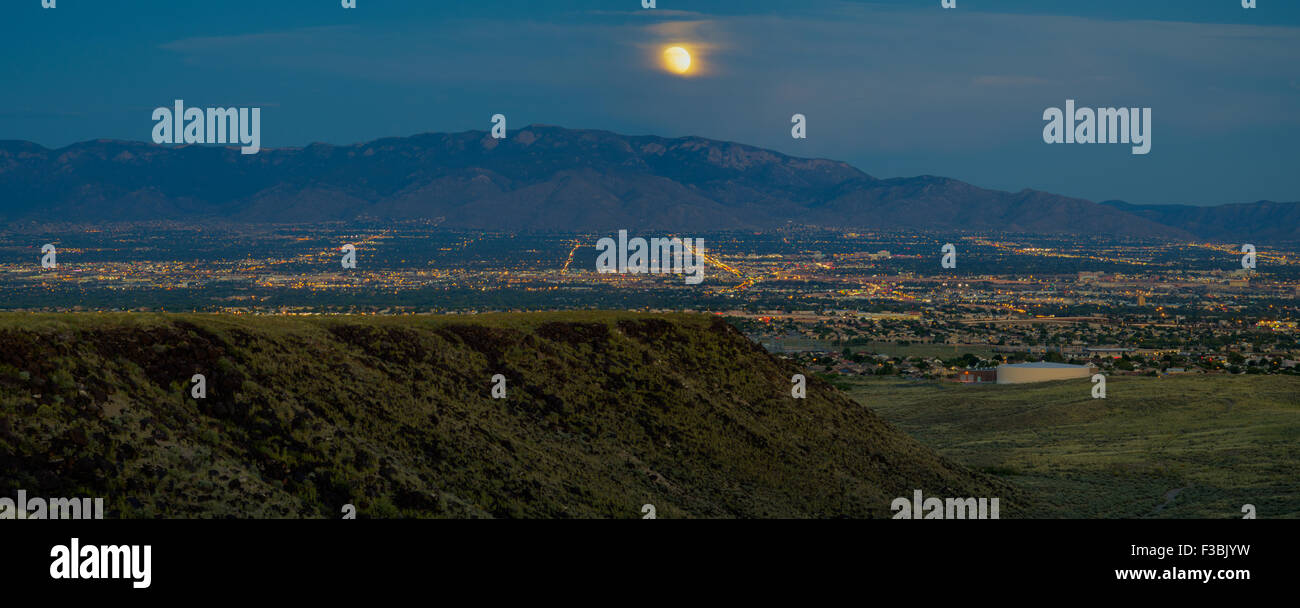 Durante el eclipse lunar y las montañas Sandia en Albuquerque, Nuevo México, EE.UU.. Foto de stock