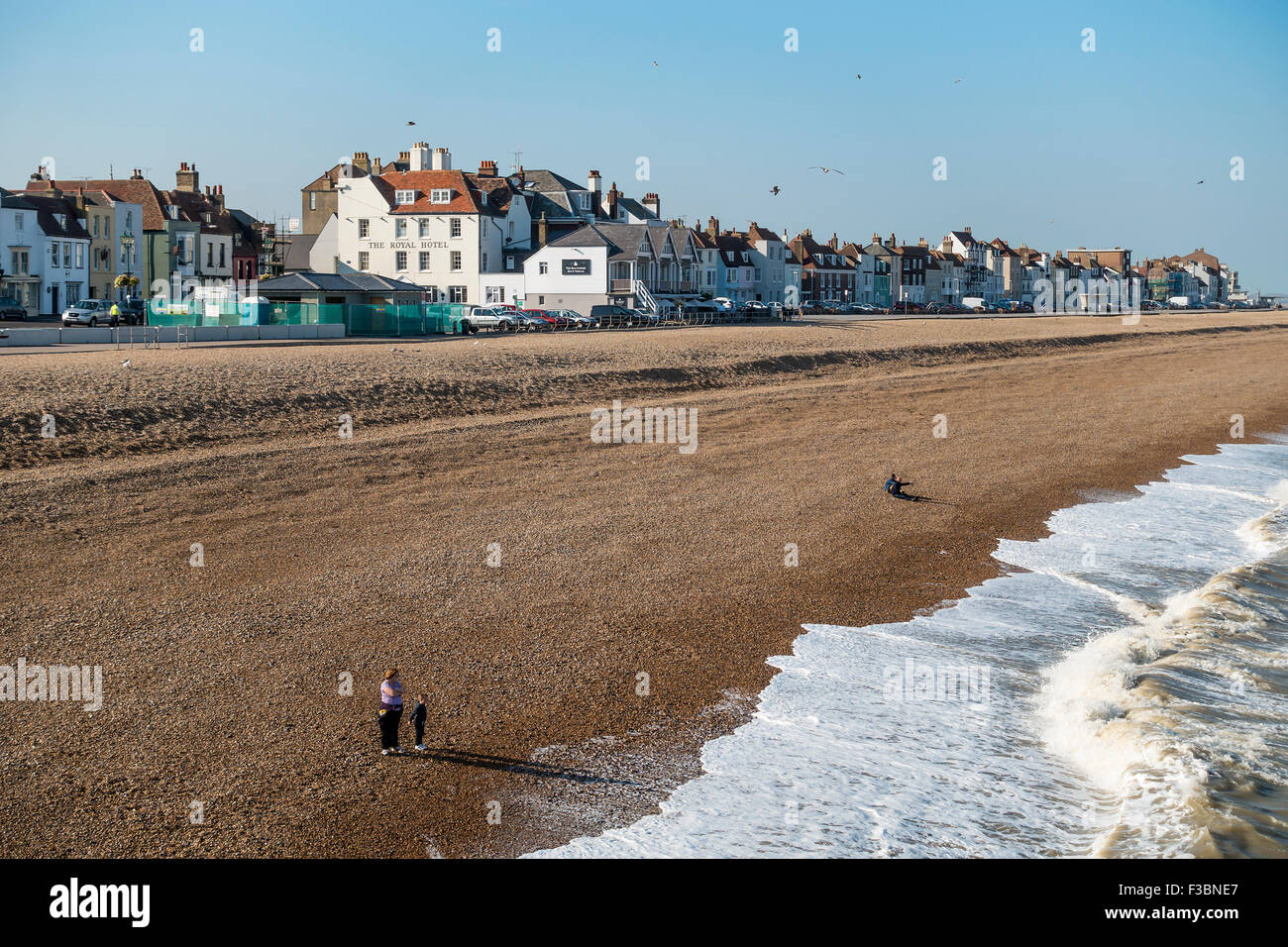 Propiedades de playa en la playa frente al Hotel Royal estrellándose Mar Playa de guijarros Foto de stock
