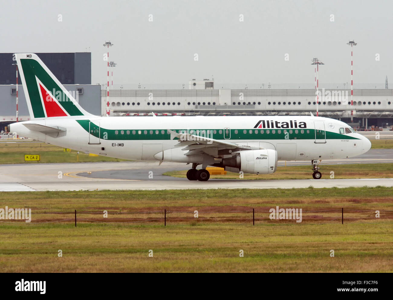 Airbus A319-112 de Alitalia. Fotografiado en el aeropuerto de Linate, Milán, Italia Foto de stock