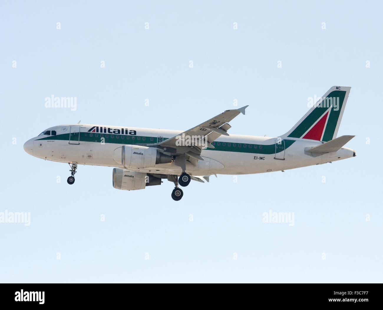 Airbus A319-112 de Alitalia. Fotografiado en el aeropuerto de Linate, Milán, Italia Foto de stock