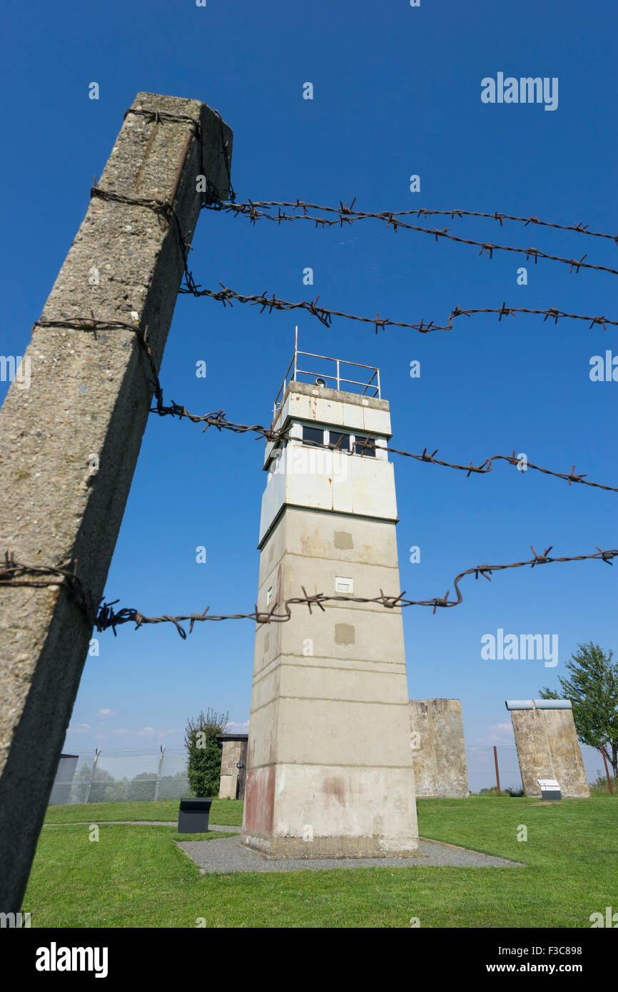 En la antigua torre de guardia fronterizo de Alemania Oriental en Schlagsdorf en Alemania Foto de stock
