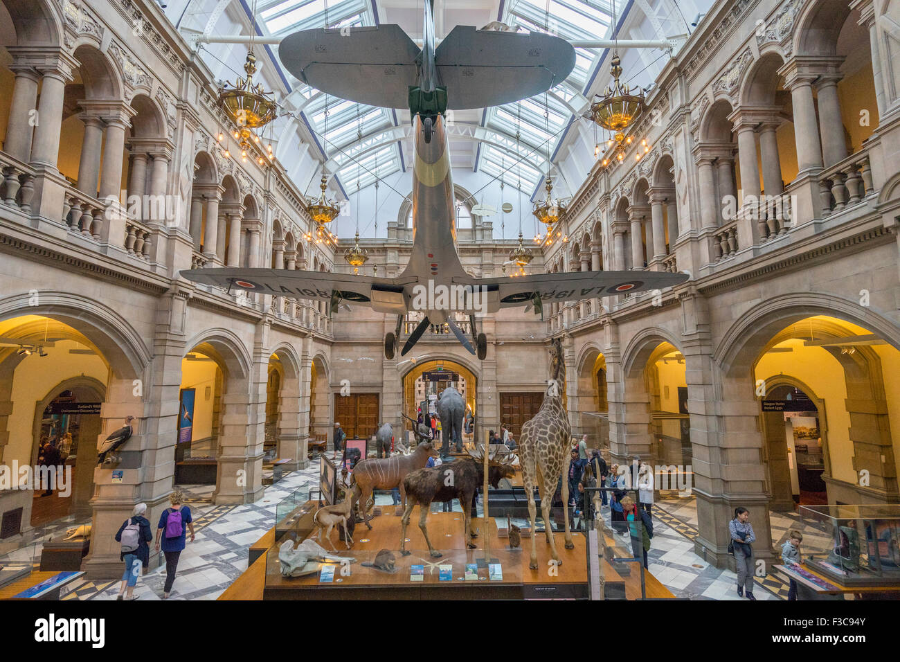 El interior del vestíbulo de la Galería de Arte y Museo Kelvingrove en Glasgow, Reino Unido Foto de stock