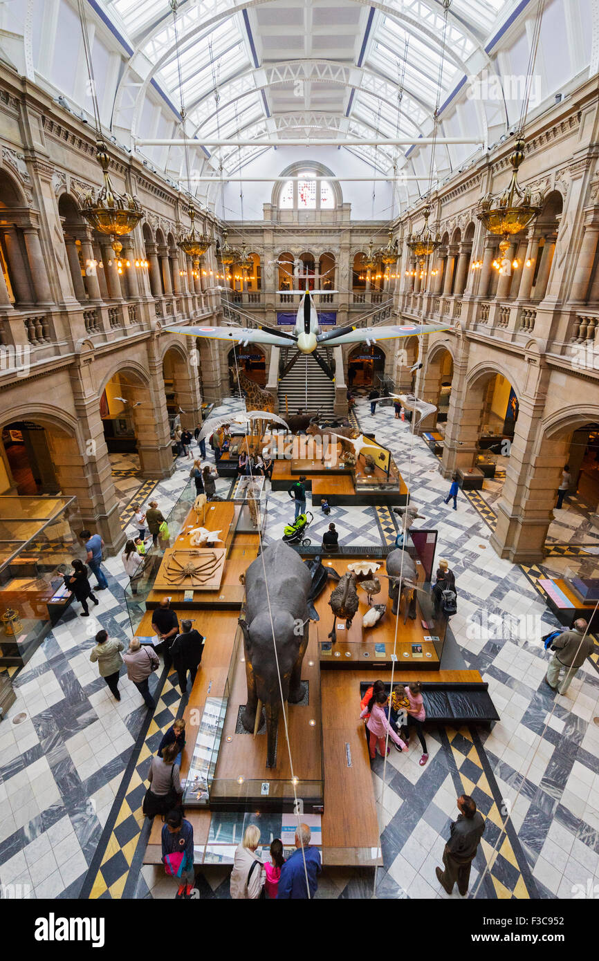 El interior del vestíbulo de la Galería de Arte y Museo Kelvingrove en Glasgow, Reino Unido Foto de stock