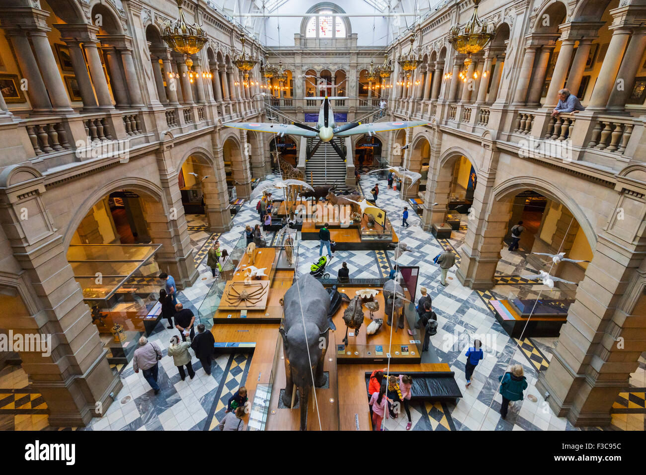 El interior del vestíbulo de la Galería de Arte y Museo Kelvingrove en Glasgow, Reino Unido Foto de stock