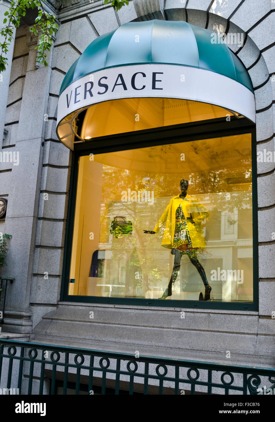 Corea social Residencia Ventana de visualización de Versace ropa en el centro de Vancouver. Tienda  de ropa de moda que muestra Fotografía de stock - Alamy