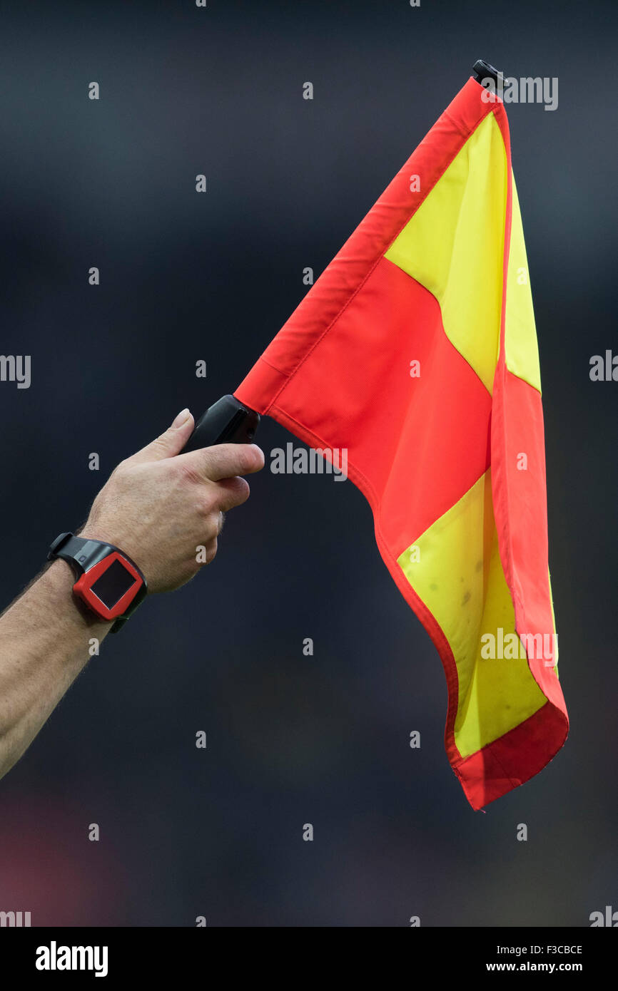 Un juez de línea de la bandera celebrada por el árbitro asistente en un partido de fútbol. Foto de stock