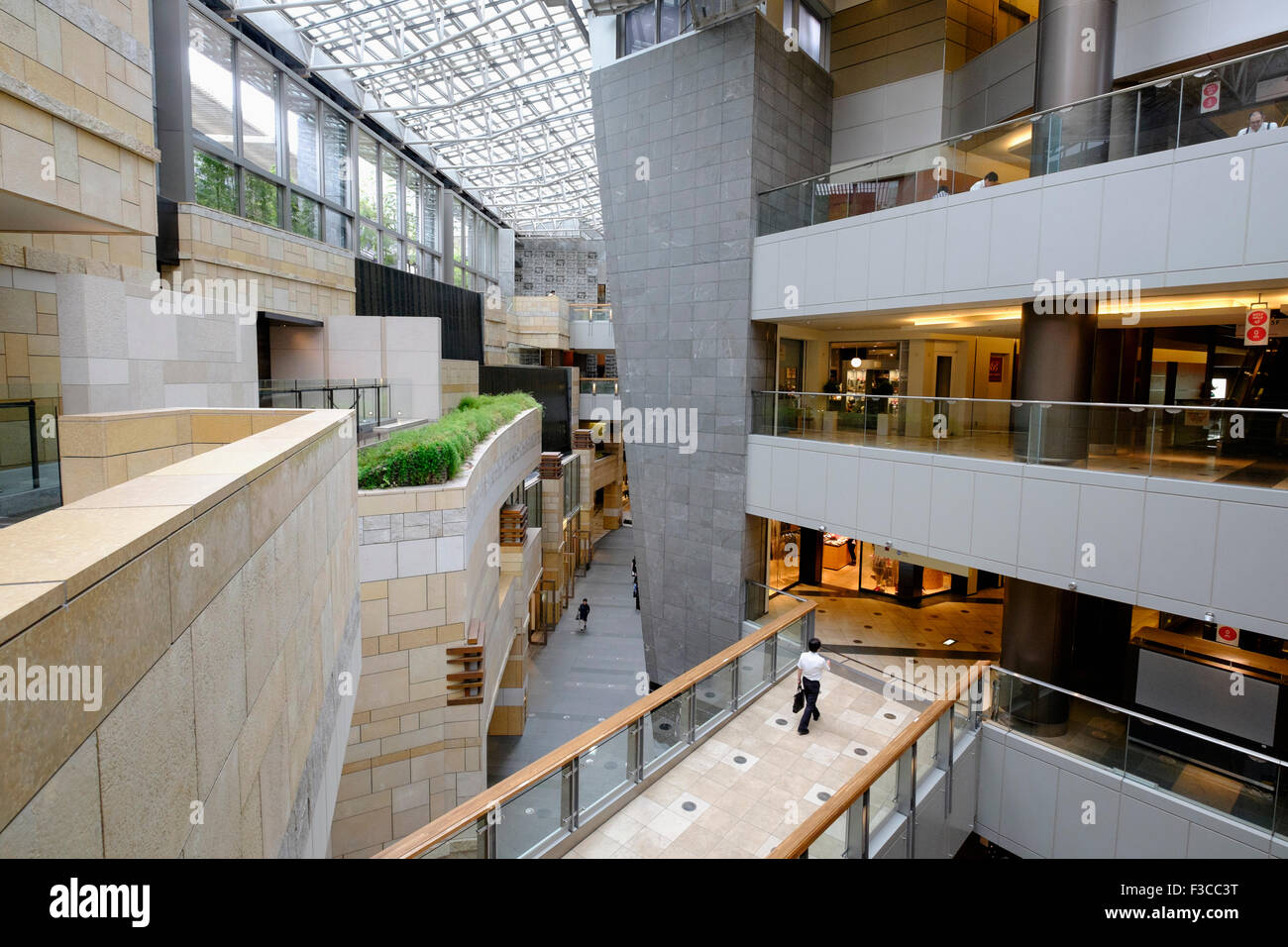 Interior De Roppongi Hills Mori Center Shopping Mall En Tokio Japon Fotografia De Stock Alamy