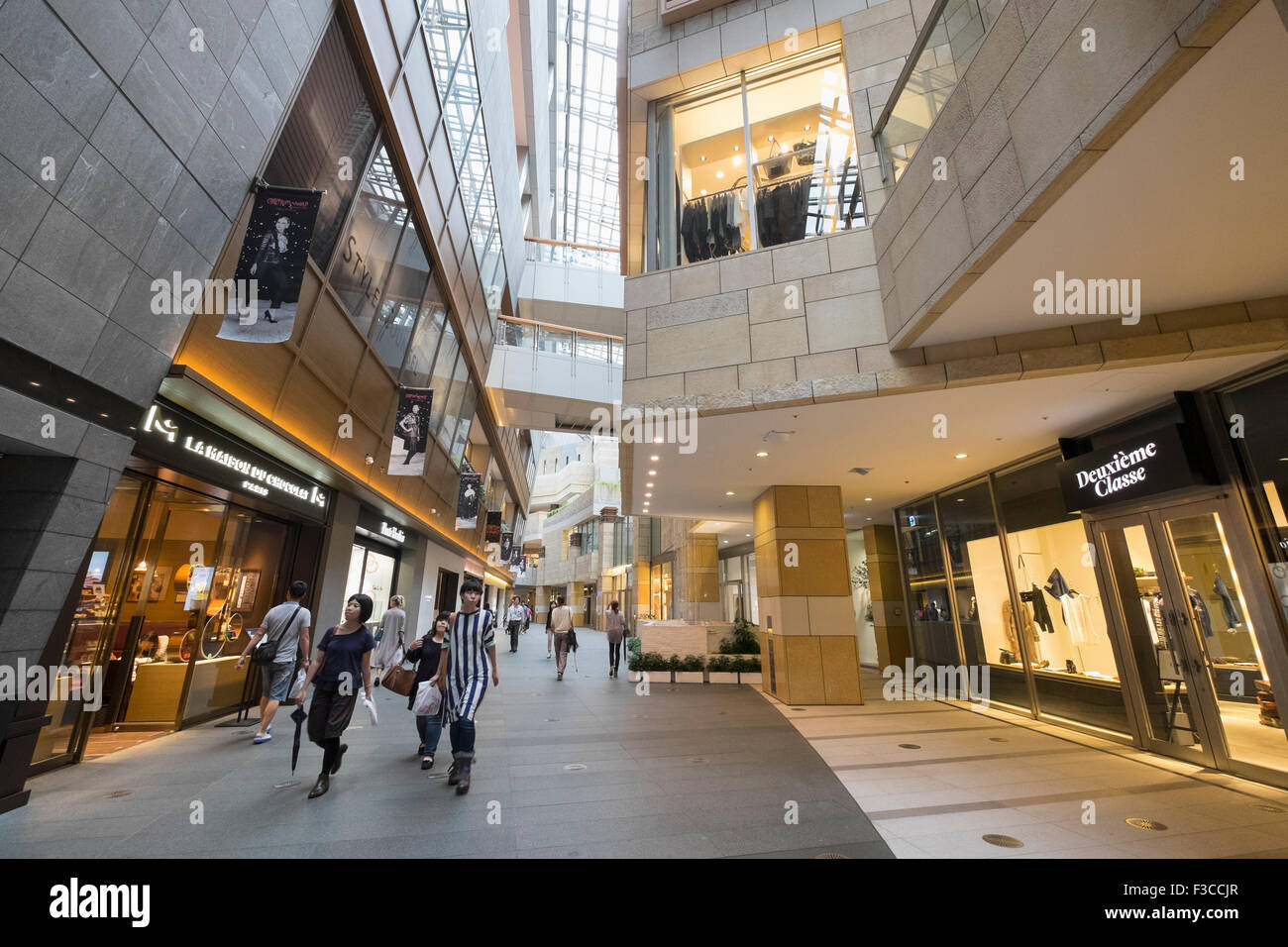 Interior De Roppongi Hills Mori Center Shopping Mall En Tokio Japon Fotografia De Stock Alamy