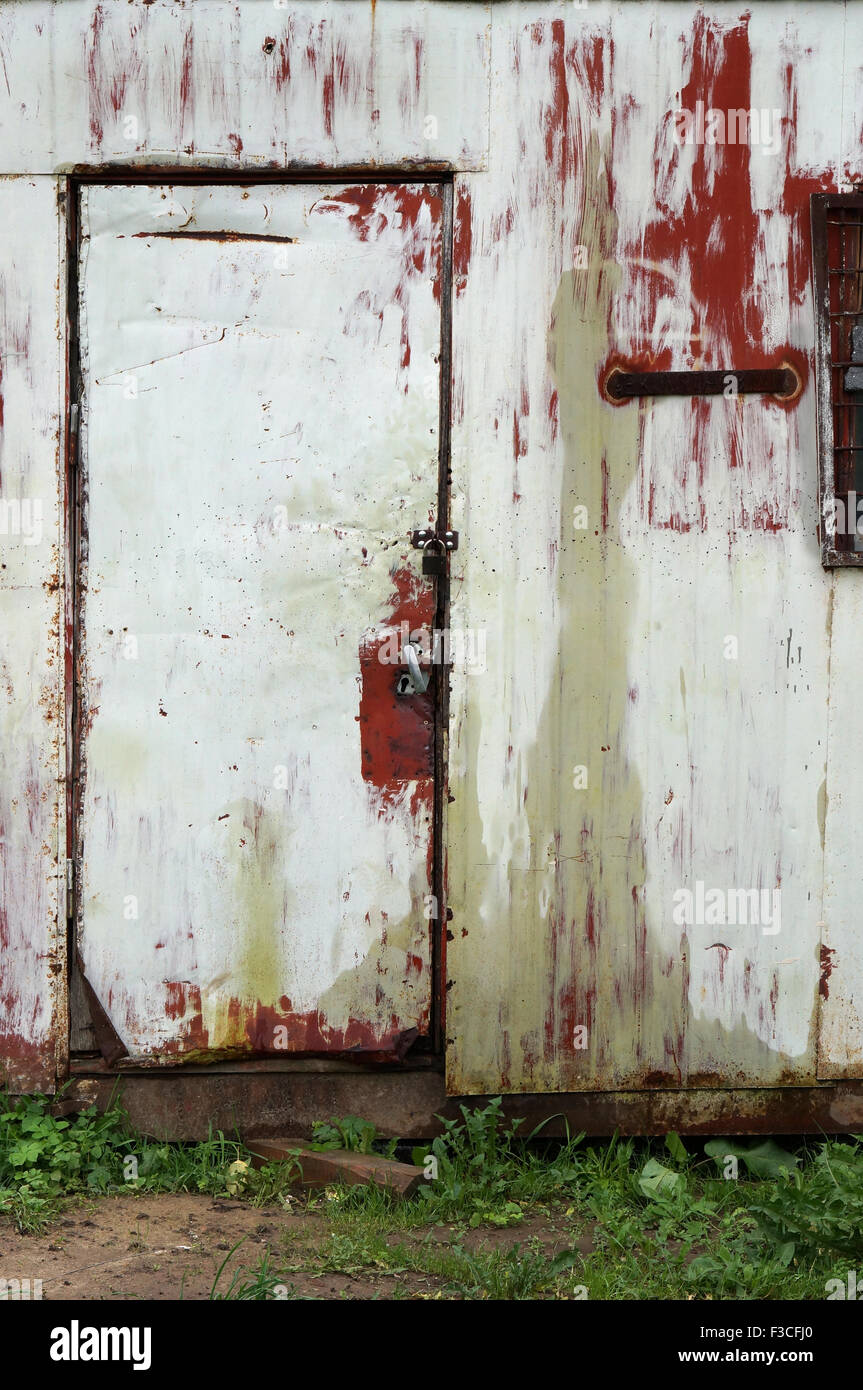 La puerta en una bóveda del asesino en serie está manchado por la sangre  concepto Fotografía de stock - Alamy
