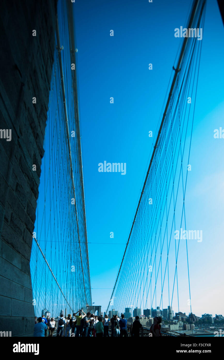 Los turistas caminando sobre el puente de Brooklyn en Nueva York, Estado de Nueva York, EE.UU. Foto de stock