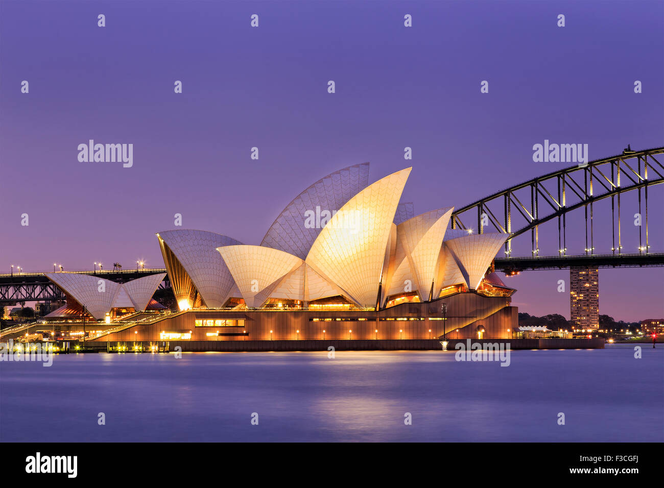 SYDNEY, Australia, el 10 de julio de 2015 - Sydney Opera House y el puente Harbour de Sydney al atardecer. Icónico y mundialmente famoso hito de Foto de stock