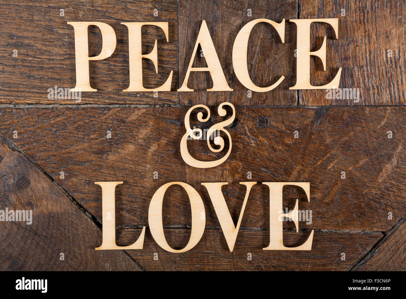 Letras de madera formando palabras Peace & Love escrito en antiguas placas  de madera vintage Fotografía de stock - Alamy