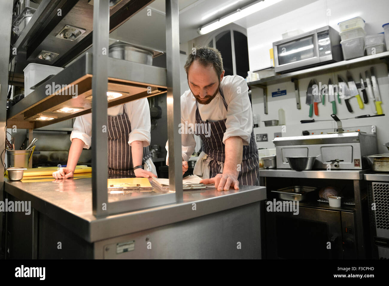 Los chefs la planificación de servicio del restaurante cocina Foto de stock