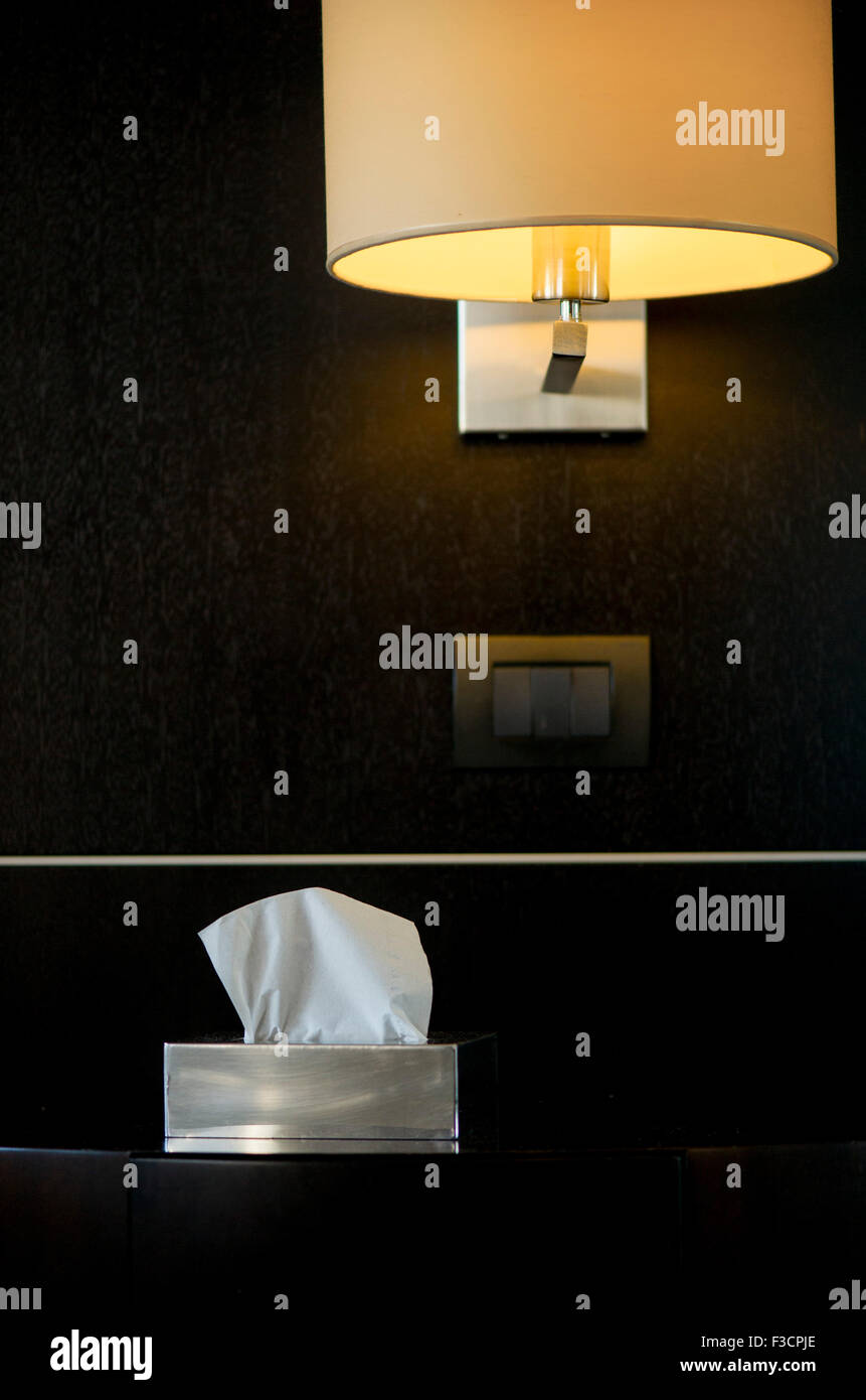 La caja de pañuelos en la habitación del hotel Foto de stock